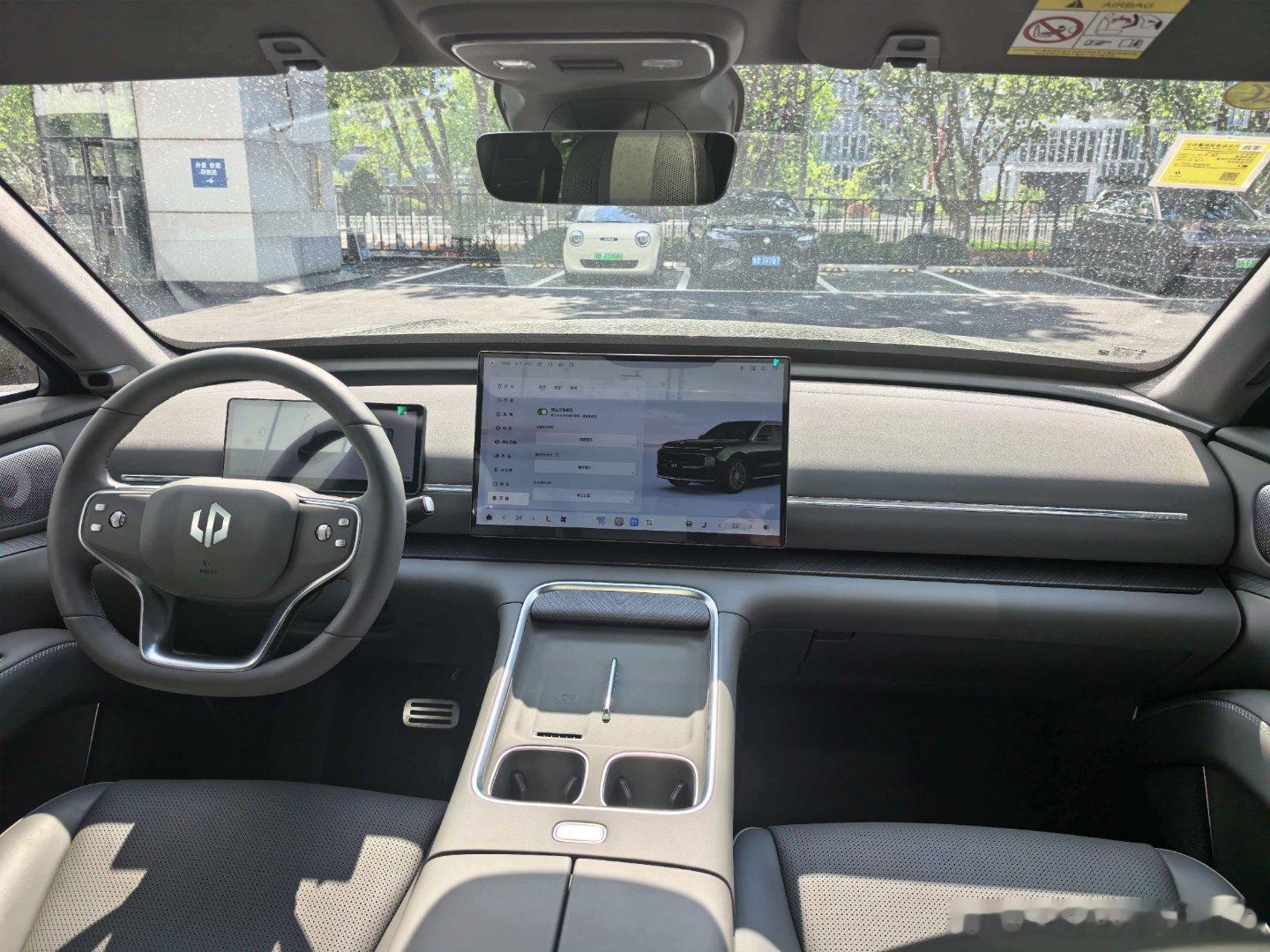 路过来看了看零跑D19，外观内饰还有功能上，确实对得起这个价格。今年这个价位的