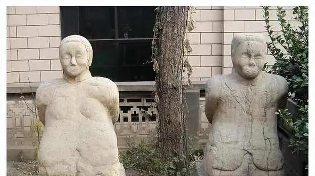 2005年，汪精卫的儿子回国祭拜。竟然在中山陵附近发现父母的跪像，在即将告别的那