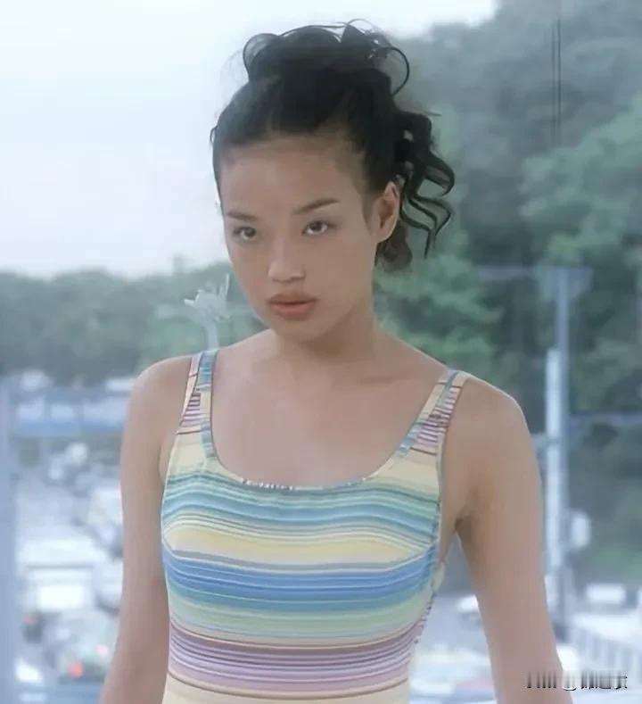 舒淇其实以前就很好看啊，可能她只是不太符合当时的审美，因为她不是所谓标准的那种大