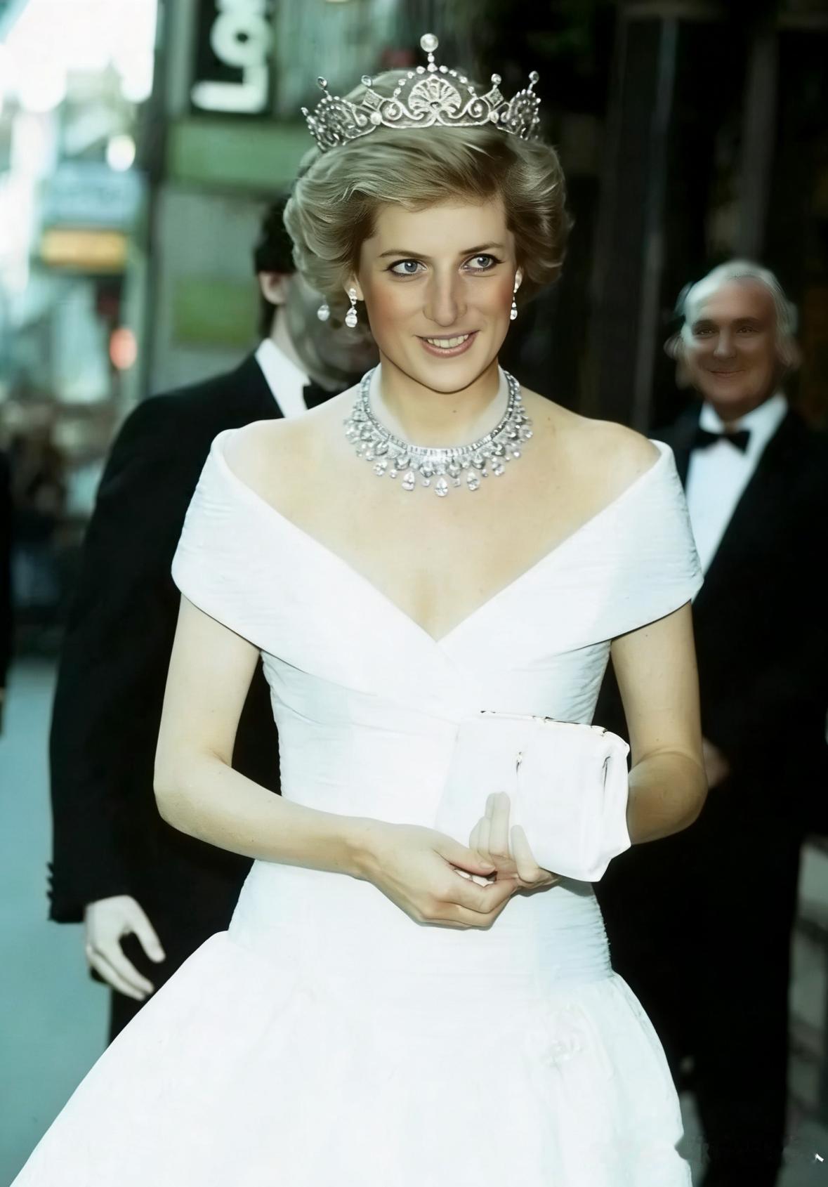 英国女王伊丽莎白二世一生中拥有无数的珠宝王冠，但是黛安娜王妃从嫁进王室到最后离婚