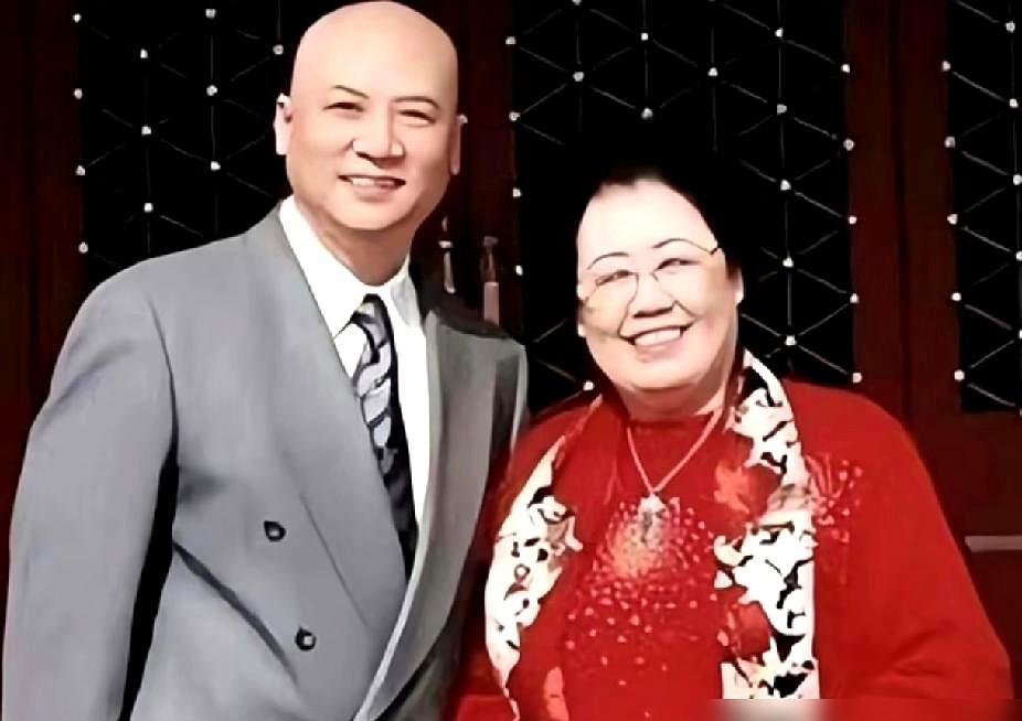 看到迟重瑞的灰色头像，我心里咯噔一下。前几天他直播卖手串，好多人骂他冷血。