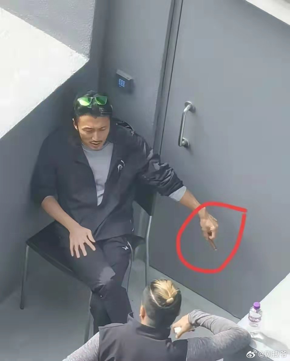 没想到谢霆锋也抽烟？​​​