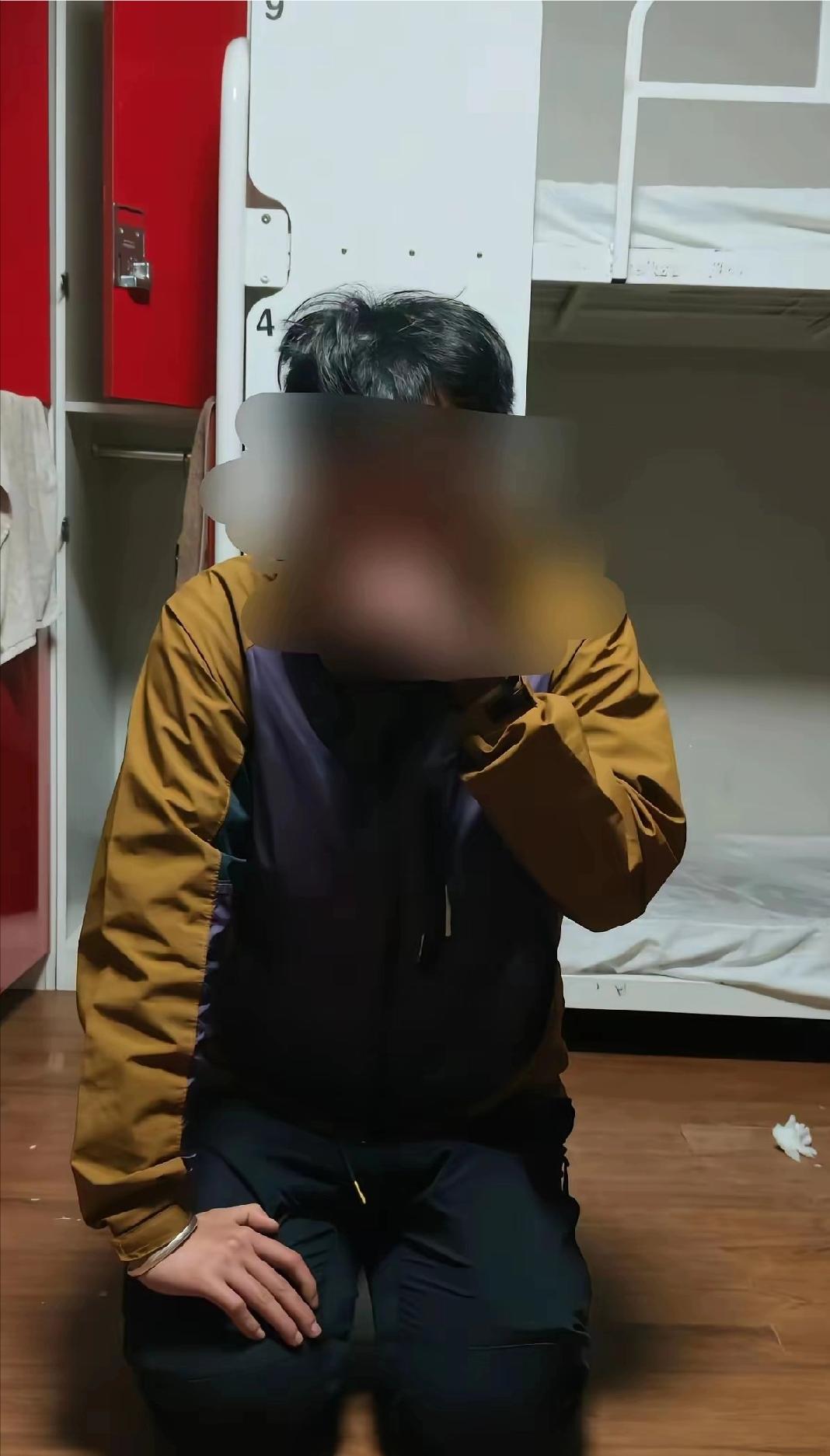 一个22岁的中国女孩，在韩国的青旅里醒来，发现自己的身上、脸上、头发上全是别人的