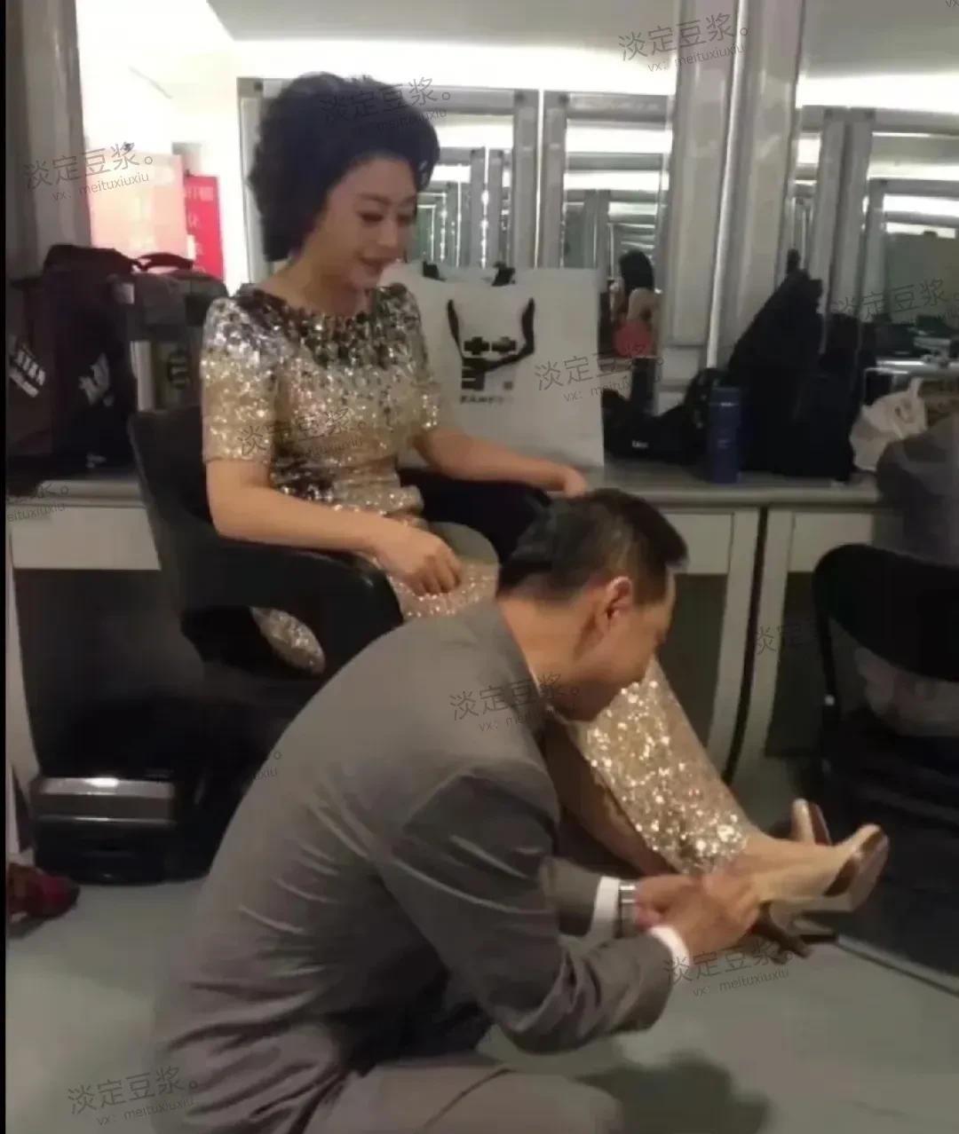 看有人说这太过于“亲密”了，我一冷不丁看的确让人“误会”，但仔细想想都搭档几十年