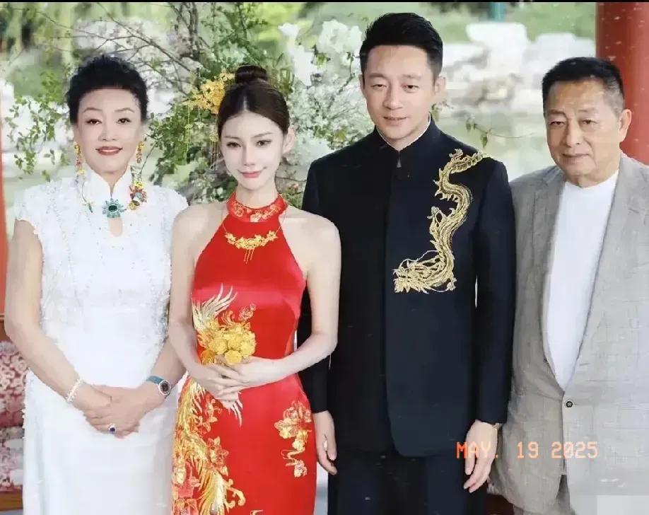 张兰与汪则翰罕见同框汪小菲这次婚礼是低调的，但是张兰却火出了圈首先和张兰合影