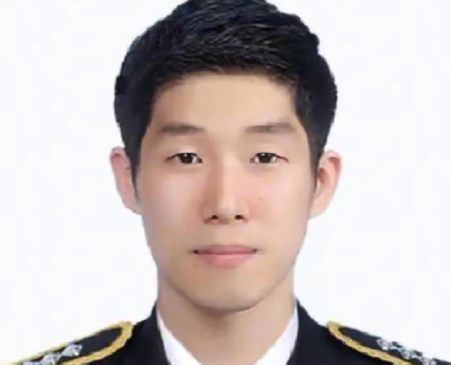 韩国海警李宰硕，救中国老人牺牲，追悼会上，同事们掩面哭泣，三位家属仰面痛哭，看年