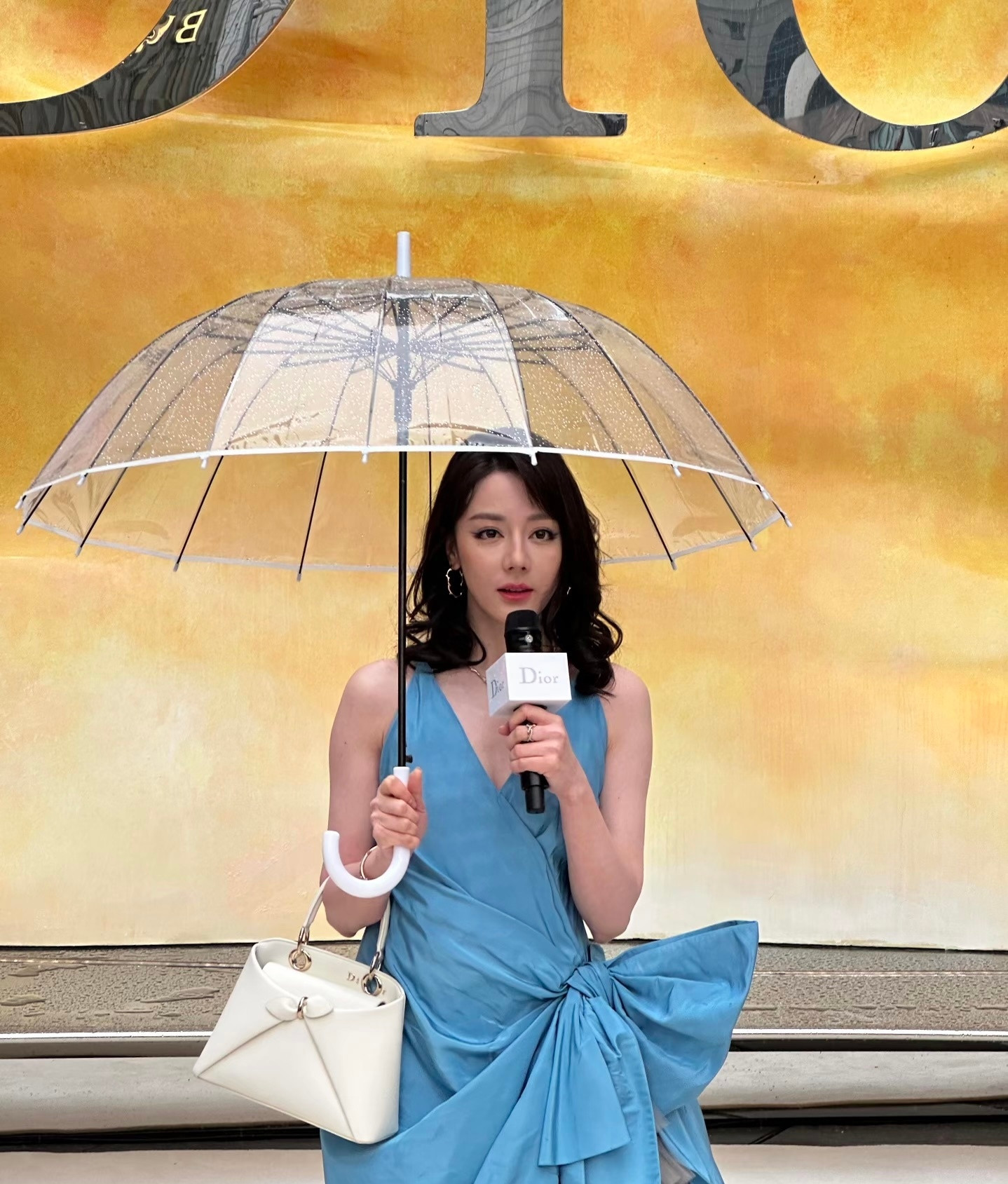 迪丽热巴V领蓝色开衩裙迪丽热巴南京迪奥活动状态迪奥，请迎接你的公主殿下