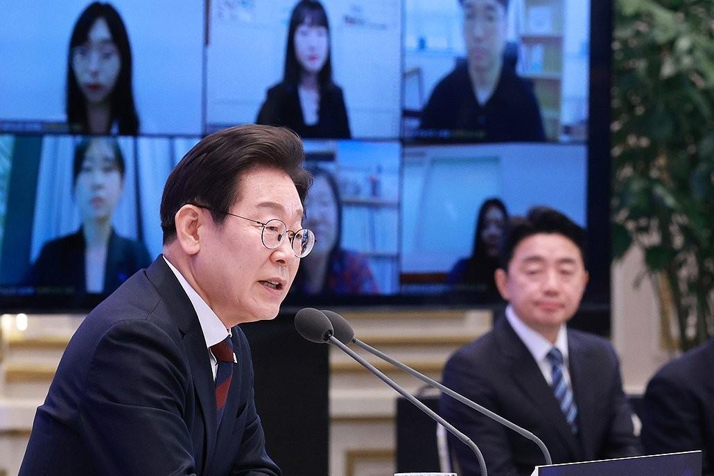 韩国总统李在明在就任30天的3日举行了首次记者会，就人事问题表示：“如果一直只用