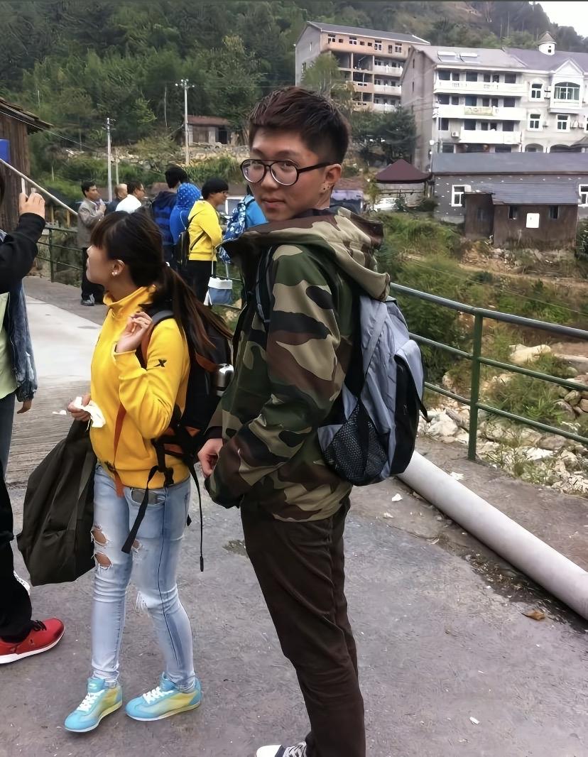 这是哪个大明星，你认出来了吗？以前他的脸挺小，也没现在壮实。现在比以前白了很