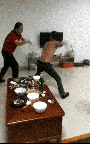 两兄弟相聚，把酒言欢，酒过三巡，菜品五味，老“酒”当家，看谁是英雄老大！