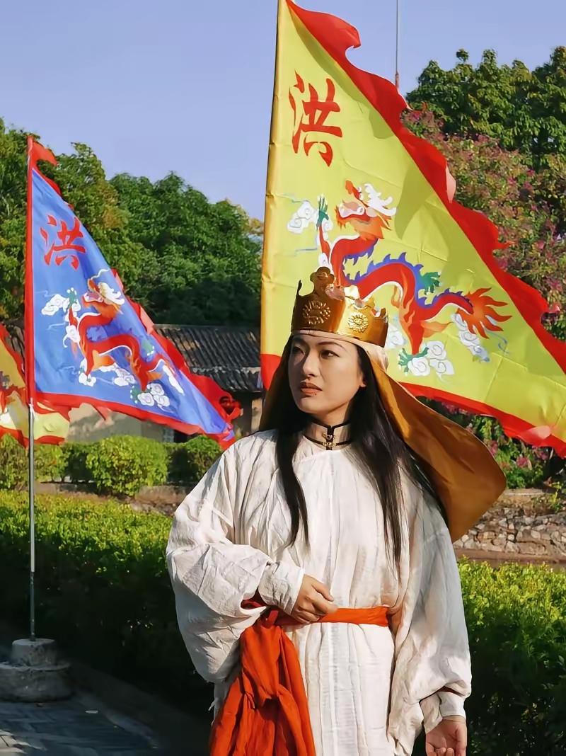 故宫穿搭杀疯了！太平天国服饰逆袭成顶流，这波文化反骨太酷了！穿汉服