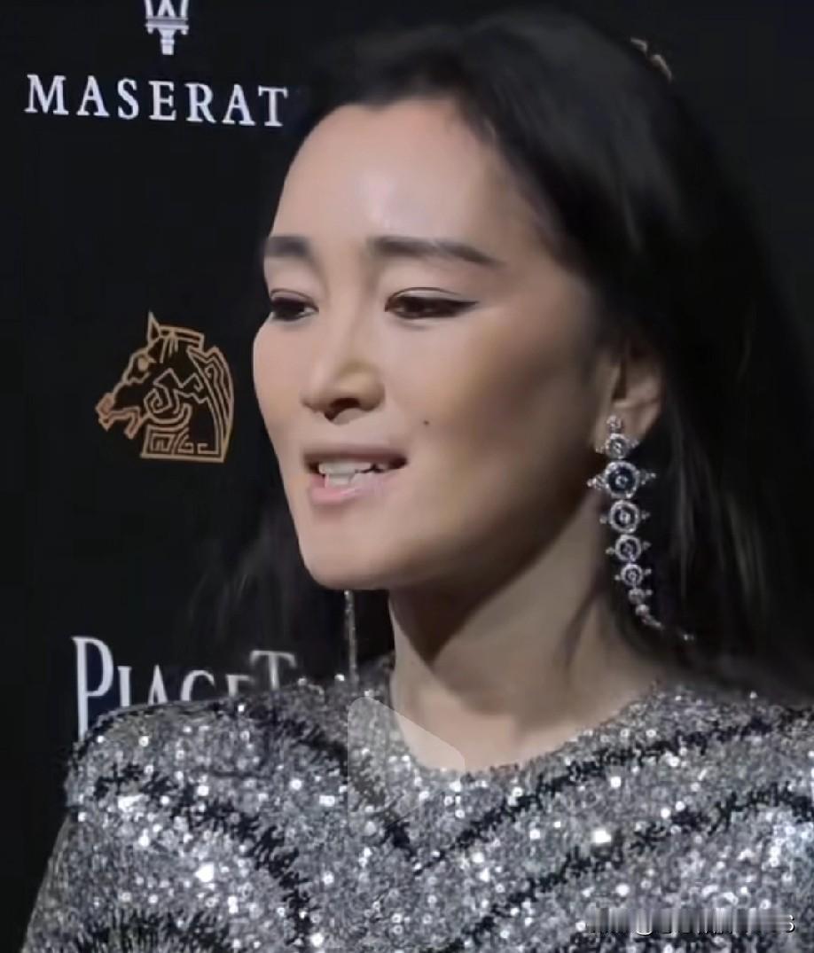 巩俐60岁的状态简直绝了！即便素唇轻启，也难掩那股强大气场。浑身散发着十足的