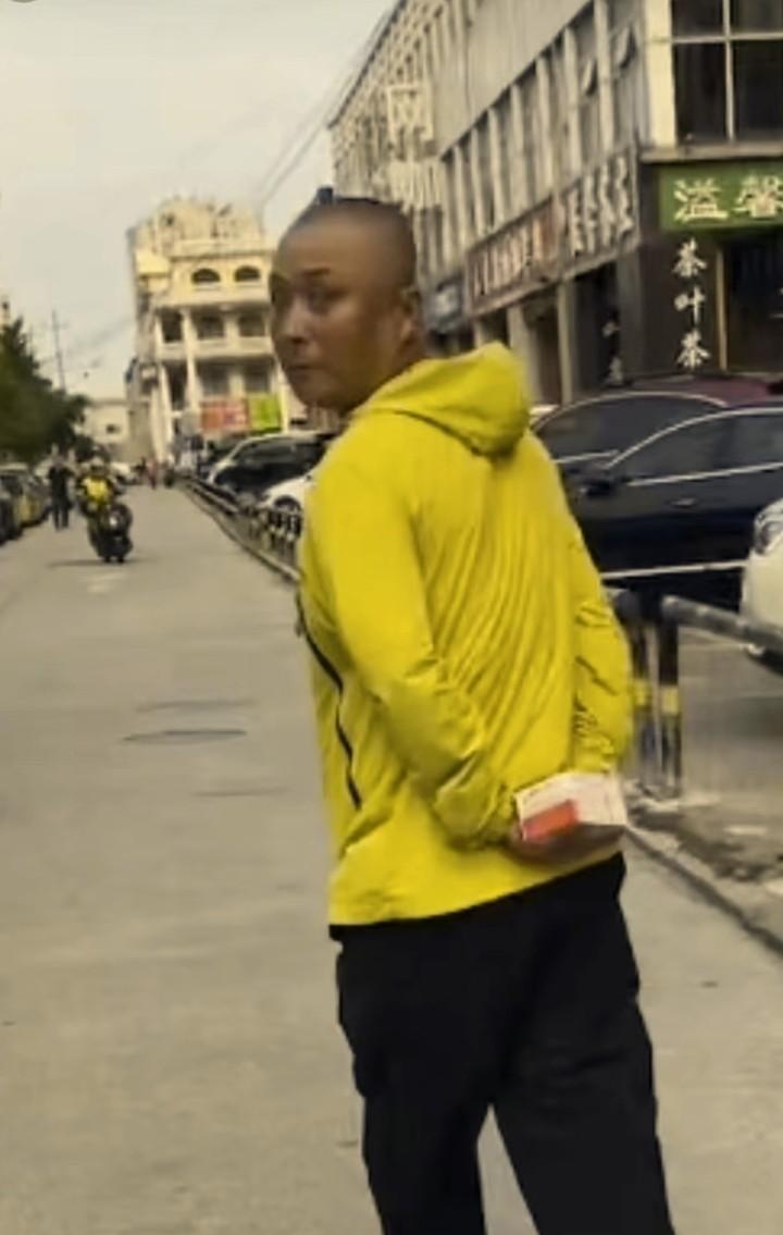 这人是真缺德，坏得冒尖儿，天生就不是啥好种！开发区有位正义的网友说，开发区彩云城