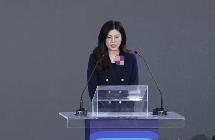 郑丽文：武力保卫台岛。郑丽文这话说得有点矛盾！最近她接受德国媒体《德国之声》