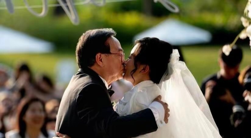 32岁香港演员余仲欣晒结婚照，73岁丈夫卢伟国向小63岁岳父敬茶​