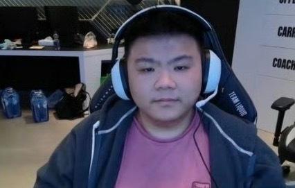 Xinq：黄翔喷不努力喷的是我嘛，我感觉我还行啊，我不如哥哥努力？我特么跟哥哥说