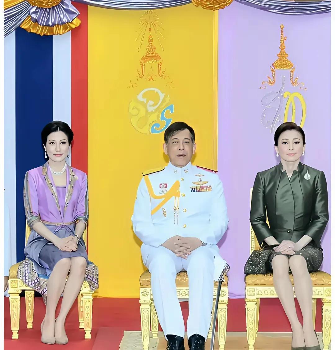 你发现了吗？照片上有三个人，只有二个人在笑，另一个怎么也笑不起来，因为，