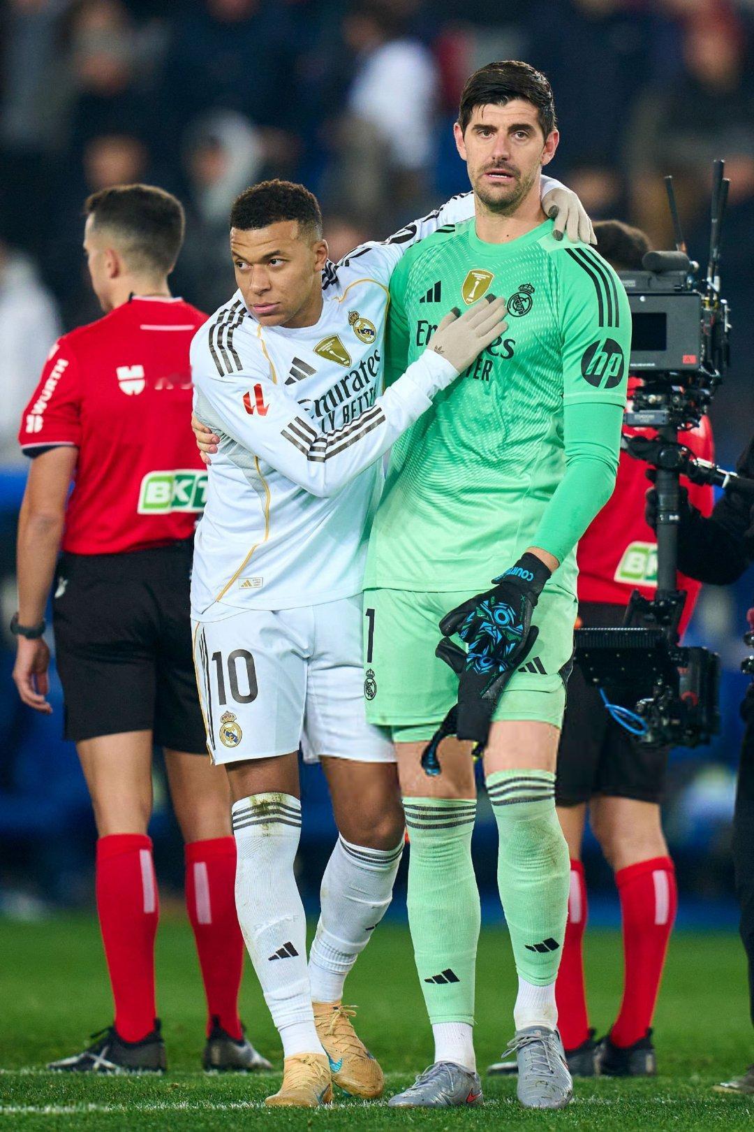 【马卡报】俱乐部内部早已形成共识：姆巴佩和库尔图瓦是队内仅有的两位占据世界足坛绝