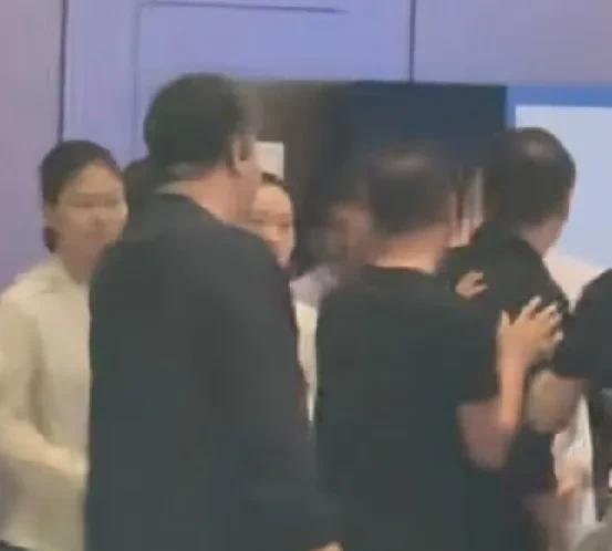 这是温暖的一幕！原来孙颖莎王楚钦等国乒运动员从多哈载誉而归，已经平安返回北京。