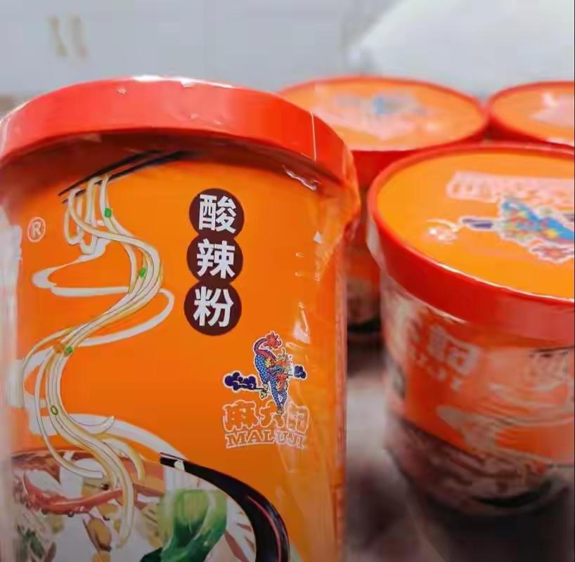 【麻六记怎么了？】想当年，线上张兰与儿子互动，推广直播销售麻六记最拿手酸辣粉
