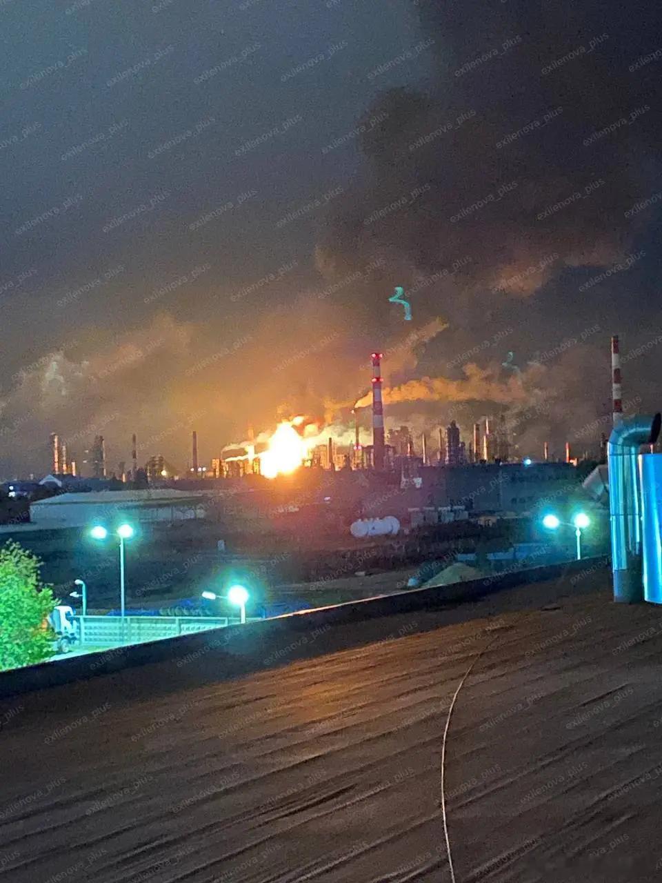 而这个画面，发生在俄罗斯梁赞当地时间今天凌晨1点30左右，场面很是壮观。普京在海