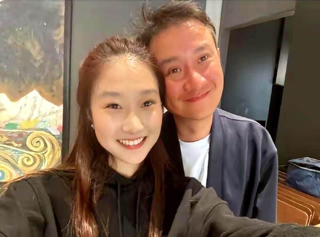 妈呀，文章女儿都这么大了？！清明假期第一天，文君竹晒了张跟老爸文章头贴头的合