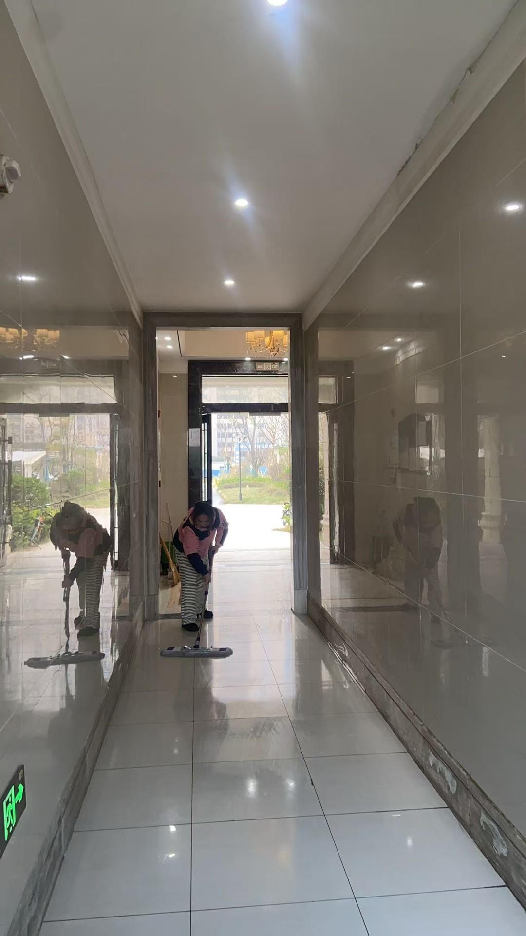 今天是金碧物业走后的第14天。金碧物业走后，新的物业遥遥无期。政府组织了4次