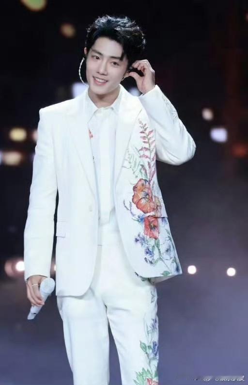 肖战白色花卉刺绣西装，连轴转状态也能帅得如此权威，燥候这个北京春晚白马王子，为战