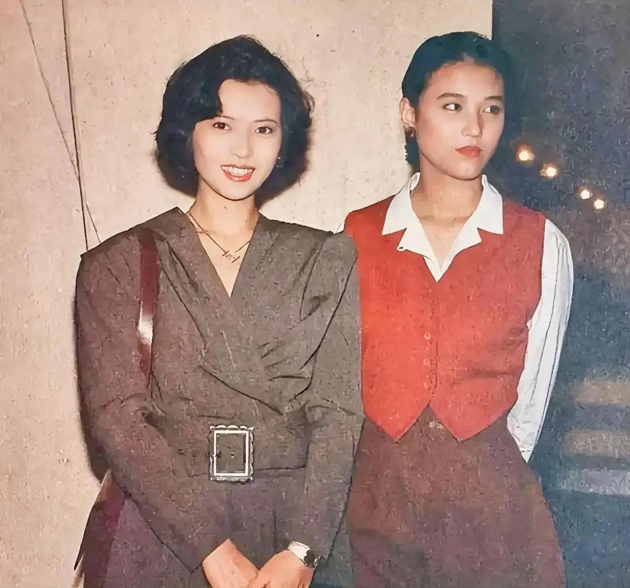 90年代初期，蓝洁瑛和周海媚，青春岁月一张罕见的合影，那时她们在娱乐圈崭露头角，