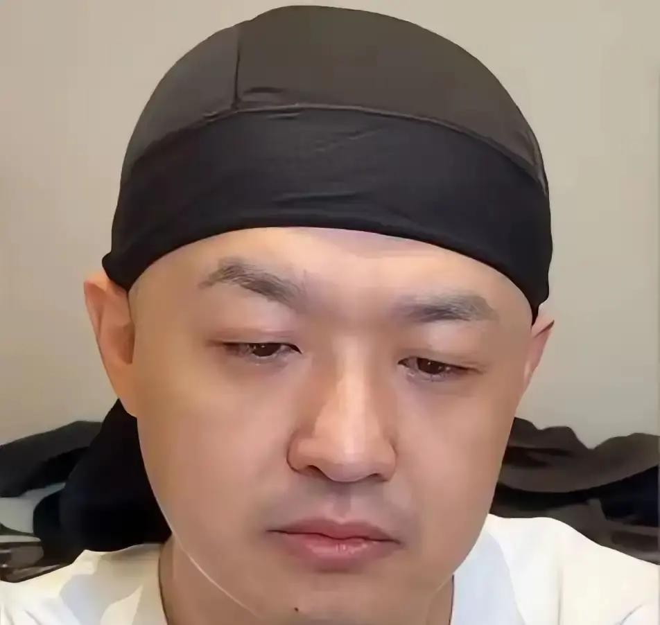 8月26日狗仔刘大锤放出来的这段视频，把包贝尔顶上了风口浪尖，深夜酒店走廊的窗帘一拉，他和红发女子独