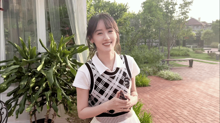 袁冰妍完全可以演白衣校花与大长腿的番外，阮清恬的学姐校园故事！[爱心]​​​