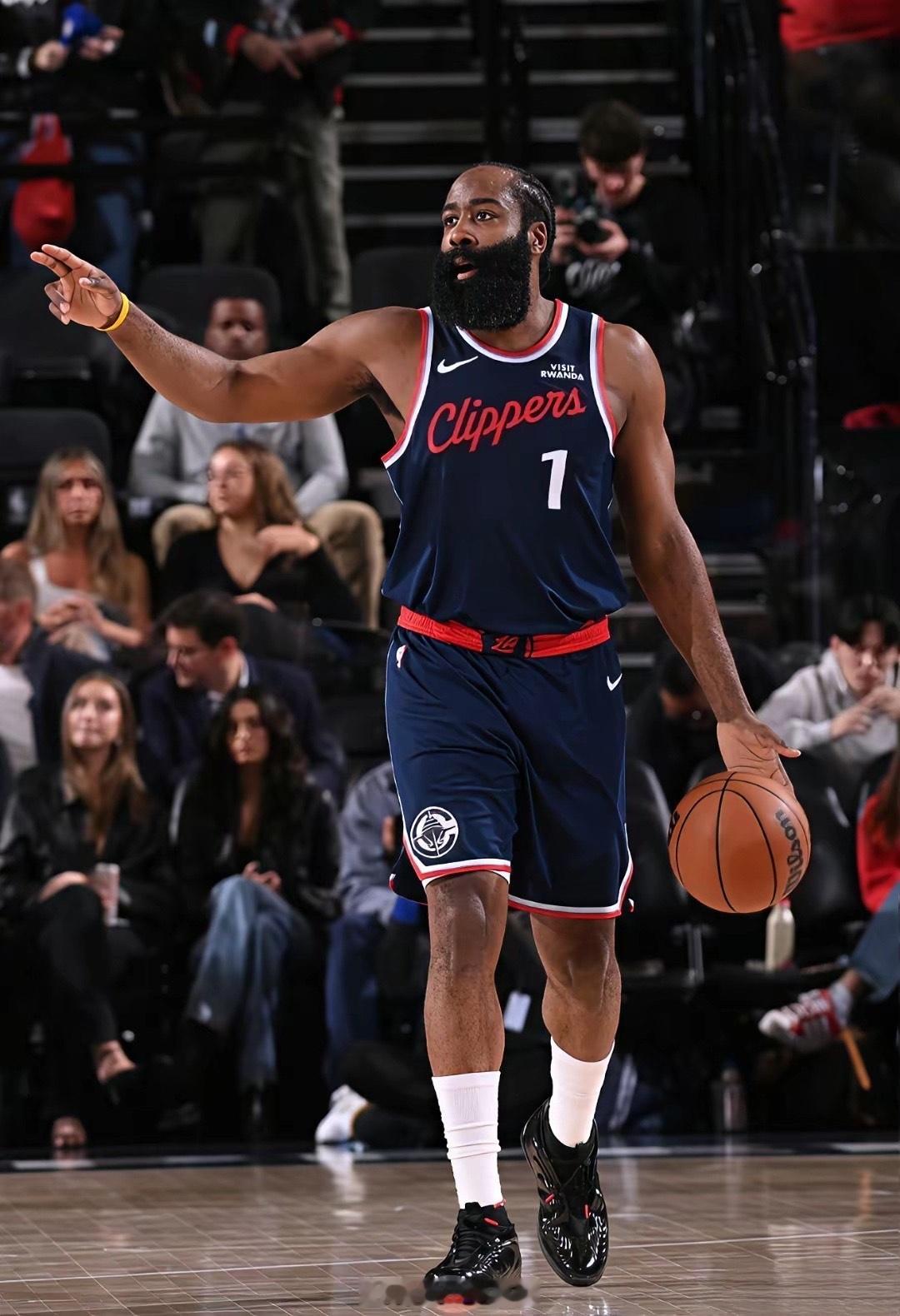 教练投票时，第一个划掉的名字是场均26+8的哈登。他们把票给了只打30场的伦纳德