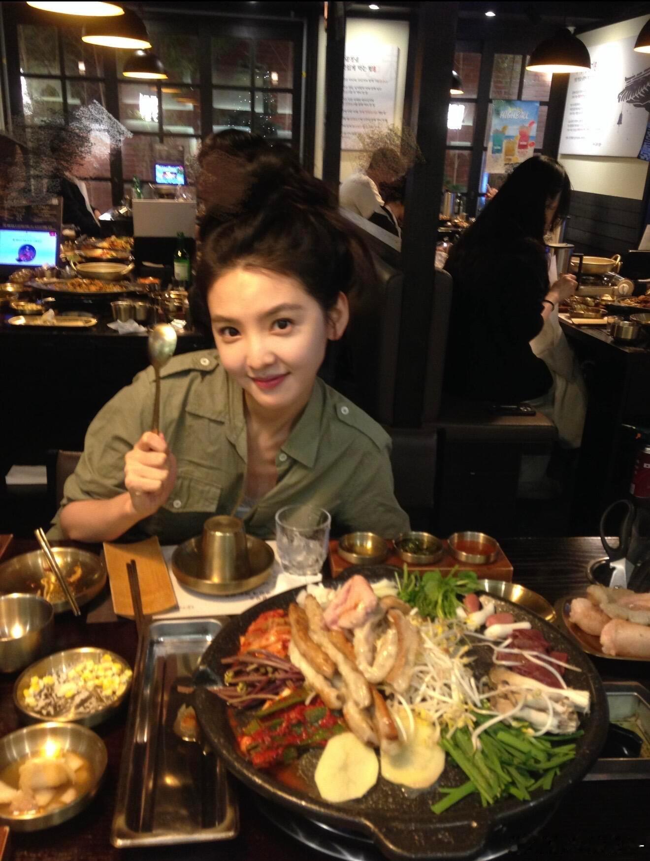 近日，章若楠晒出一组图，她在一家餐厅吃饭时，开心与美食合拍的画面。看章若楠开心到