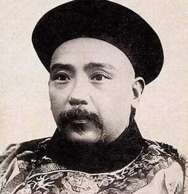 袁世凯的母亲因是小妾，死后难入祖坟，他气得对哥哥说：我是朝廷的封疆大吏，这还不够