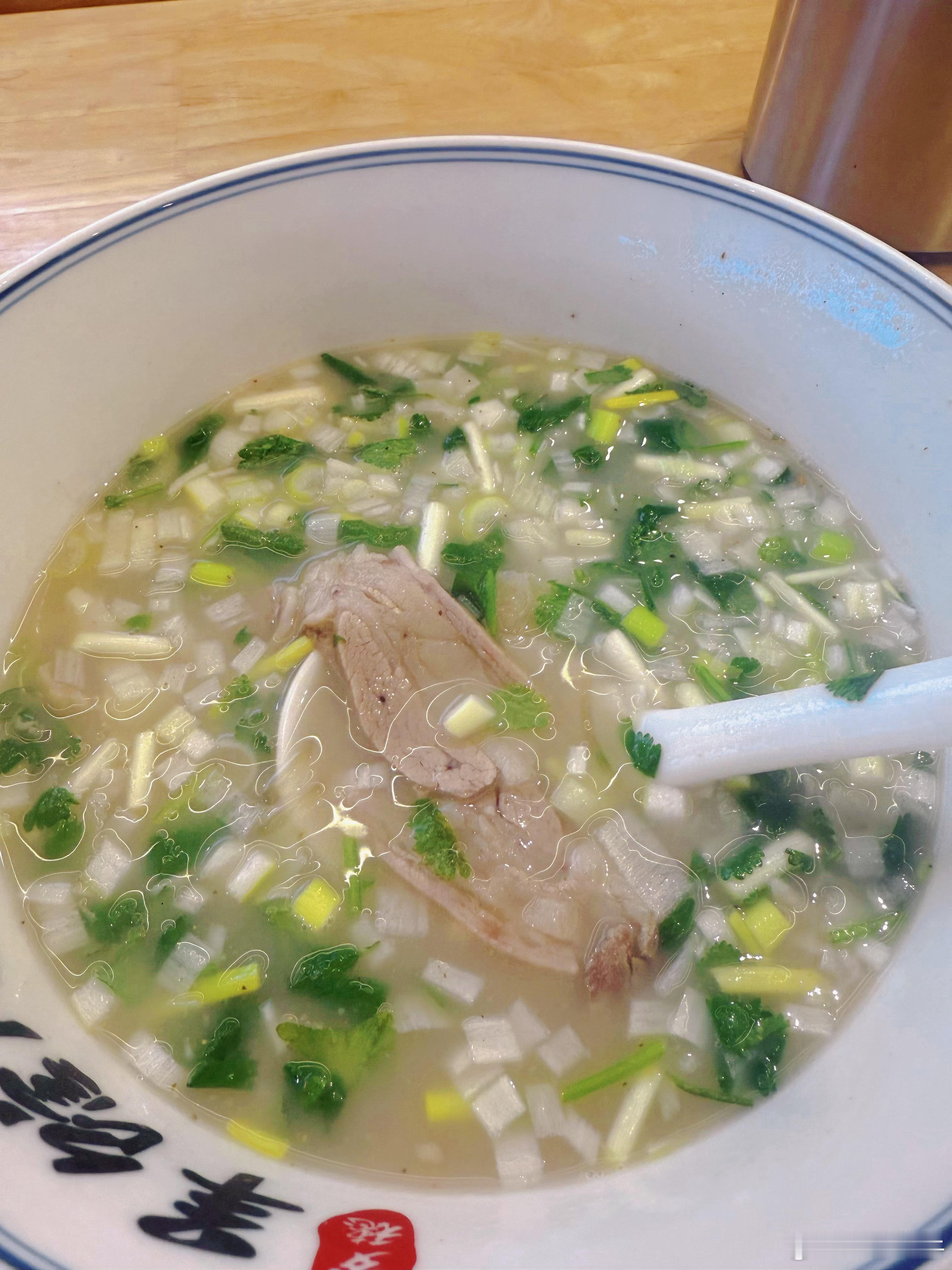 这几天又降温了，中午吃碗羊肉汤暖暖身子，再配个酥饼，美滋滋。羊肉性温热，冬日食之