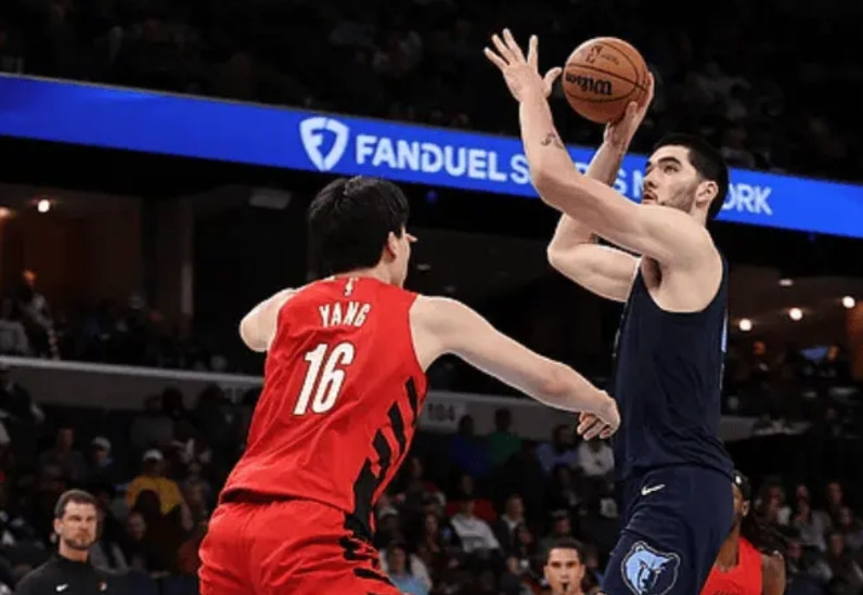 小杨终于迎来了属于自己的休息时间了。在原本的计划中，开拓者管理层是打算让杨翰森参