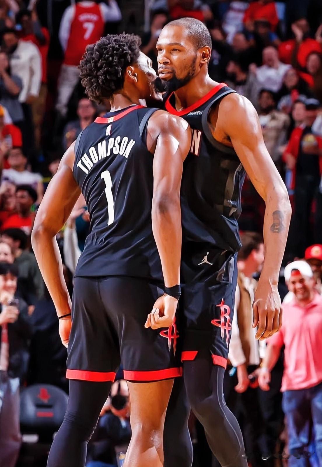 现在最郁闷的估计就是阿门·汤普森了他万万没想到，自己关键时刻的失误让球队遭