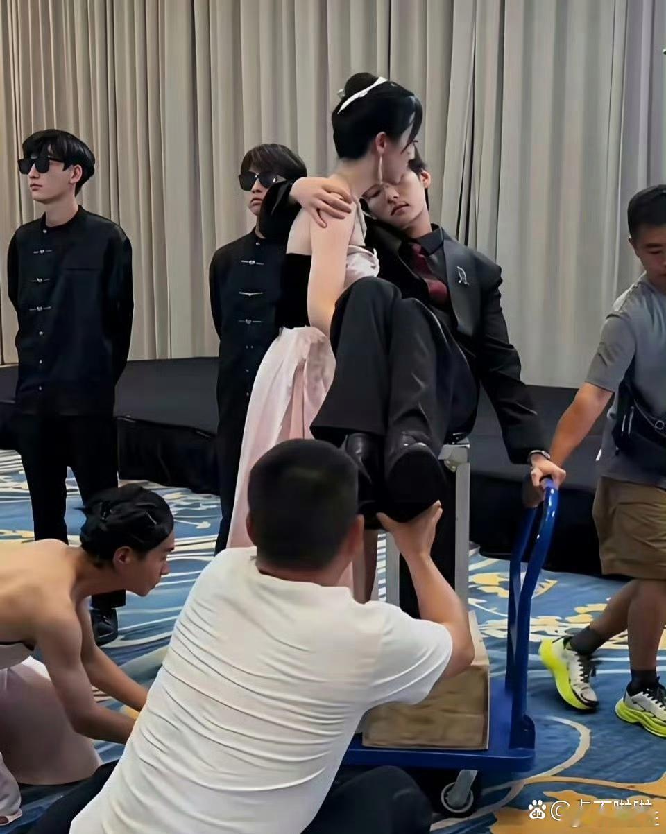 终于知道了一个事情，原来短剧里，女主公主抱男主是这样子拍出来的呀