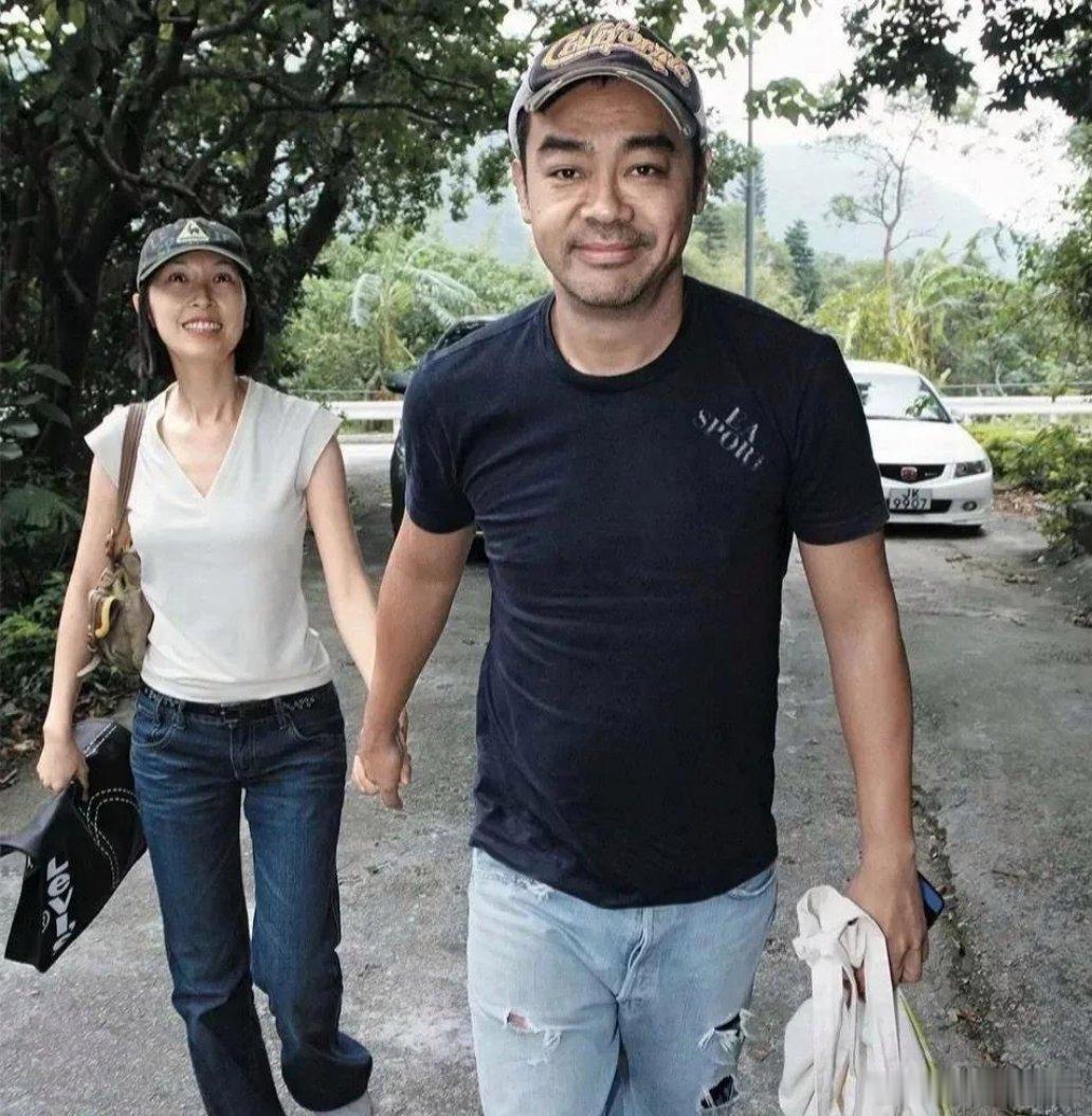 一天晚上，郭蔼明在厨房炖汤，刘青云突然抱着她说：“我们离婚吧。”郭蔼明大惊，等她