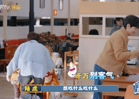 陆虎幼儿园园长即视感陆虎这耐心哄娃的样子，妥妥的幼儿园最佳园长，谁看了不夸一句！