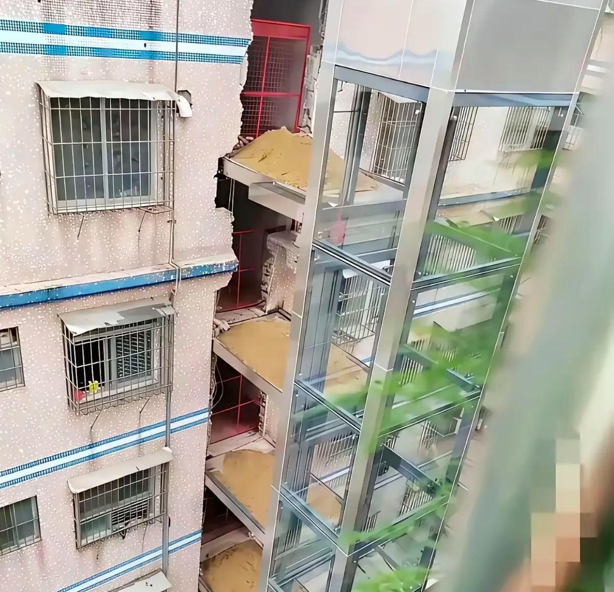 这就是后装电梯的危害[呲牙笑]