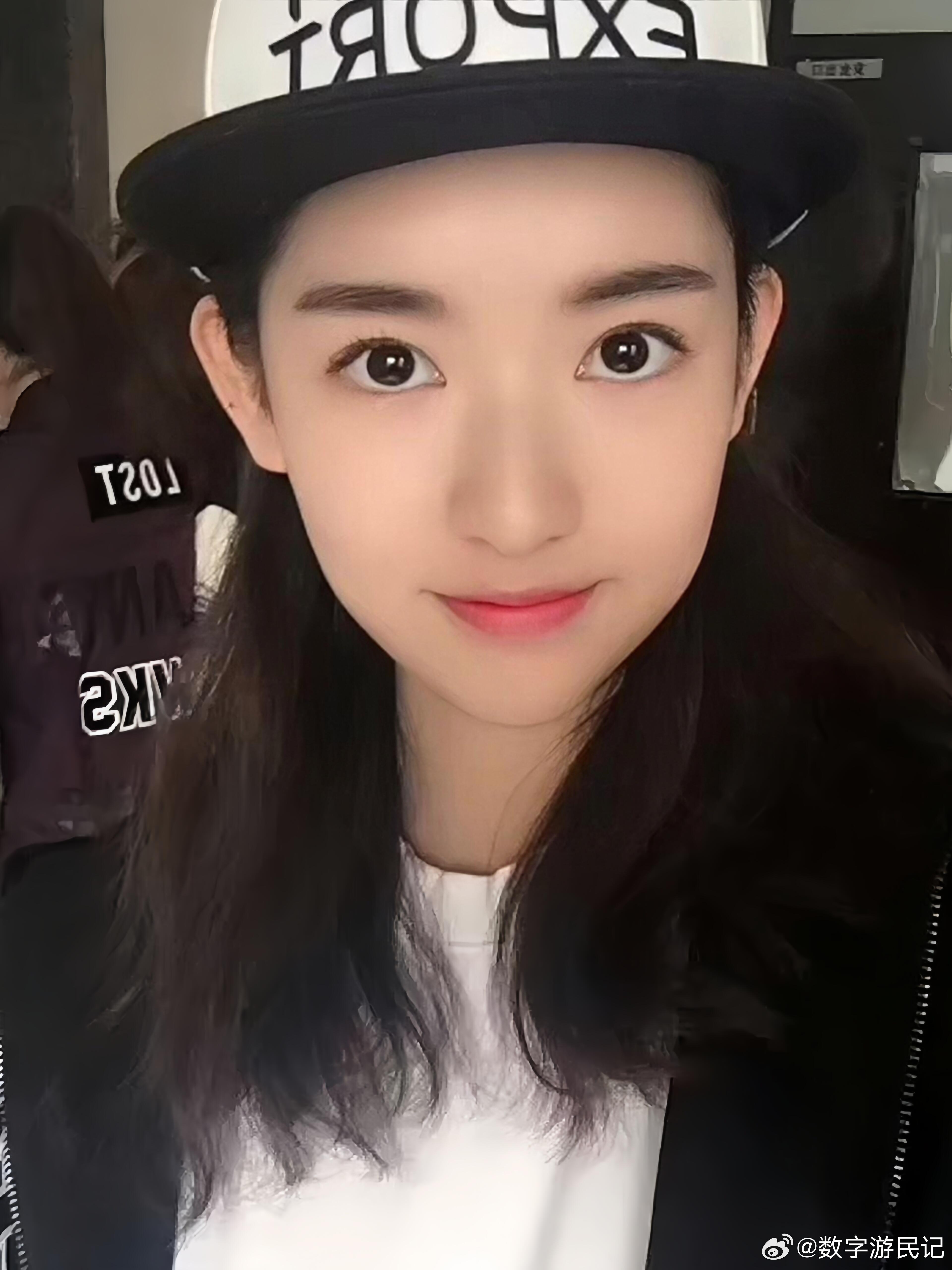果然底子好怎么变都好看，从少女感小花到成熟演员，这颜值进化史太让人羡慕了！期待她