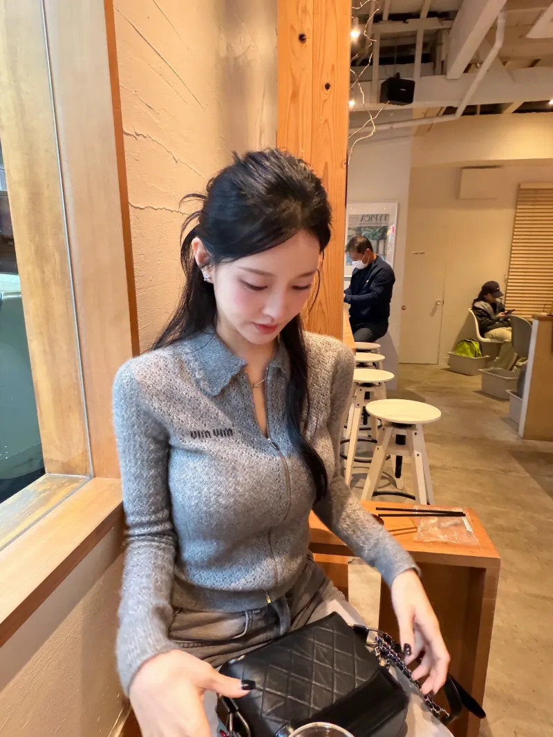 Rookie女友在社交平台分享了大阪游玩照，Rookie本人现身评论区，留下了一