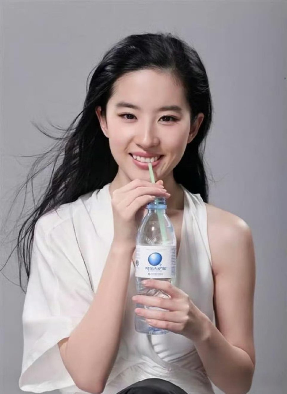 当年刘亦菲矿泉水广告，旁边小哥眼神演我