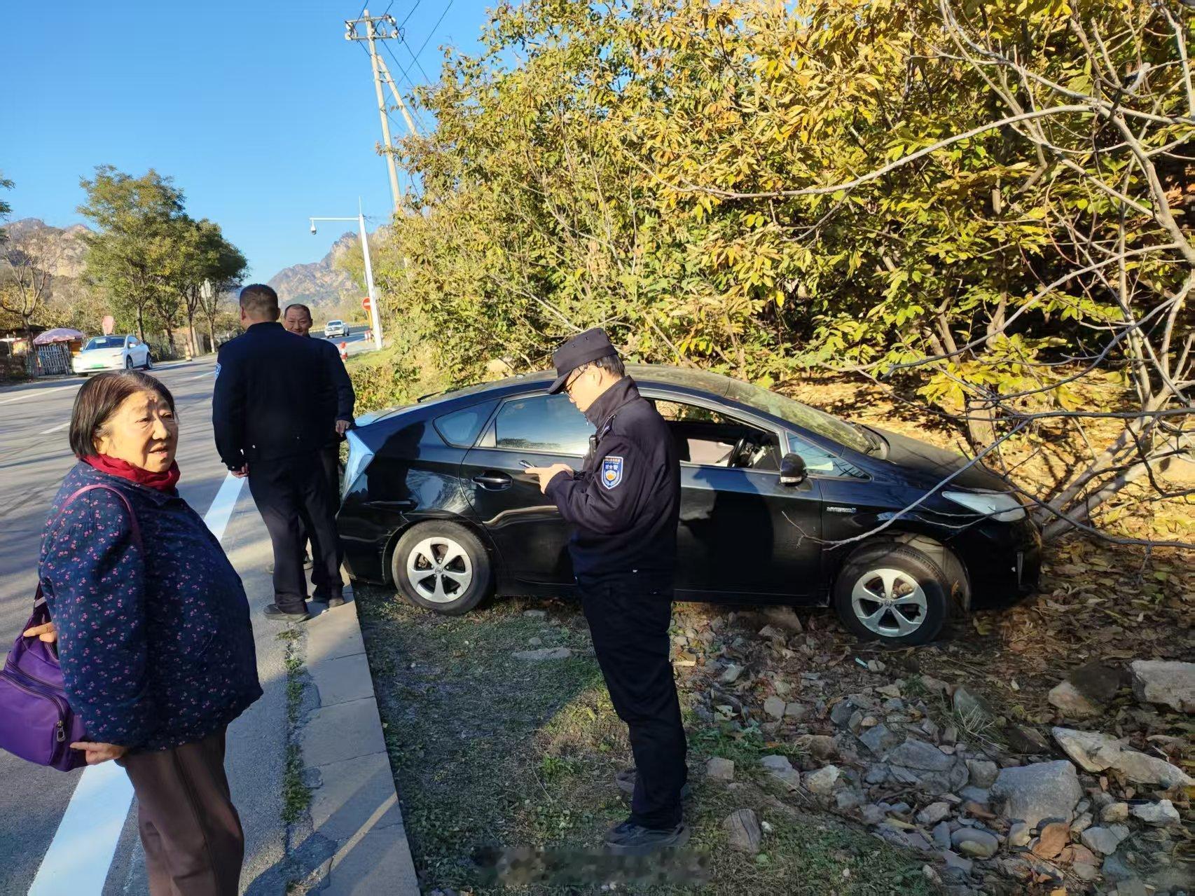 老爸开车没挂P挡，溜车直接进沟🌚​​​