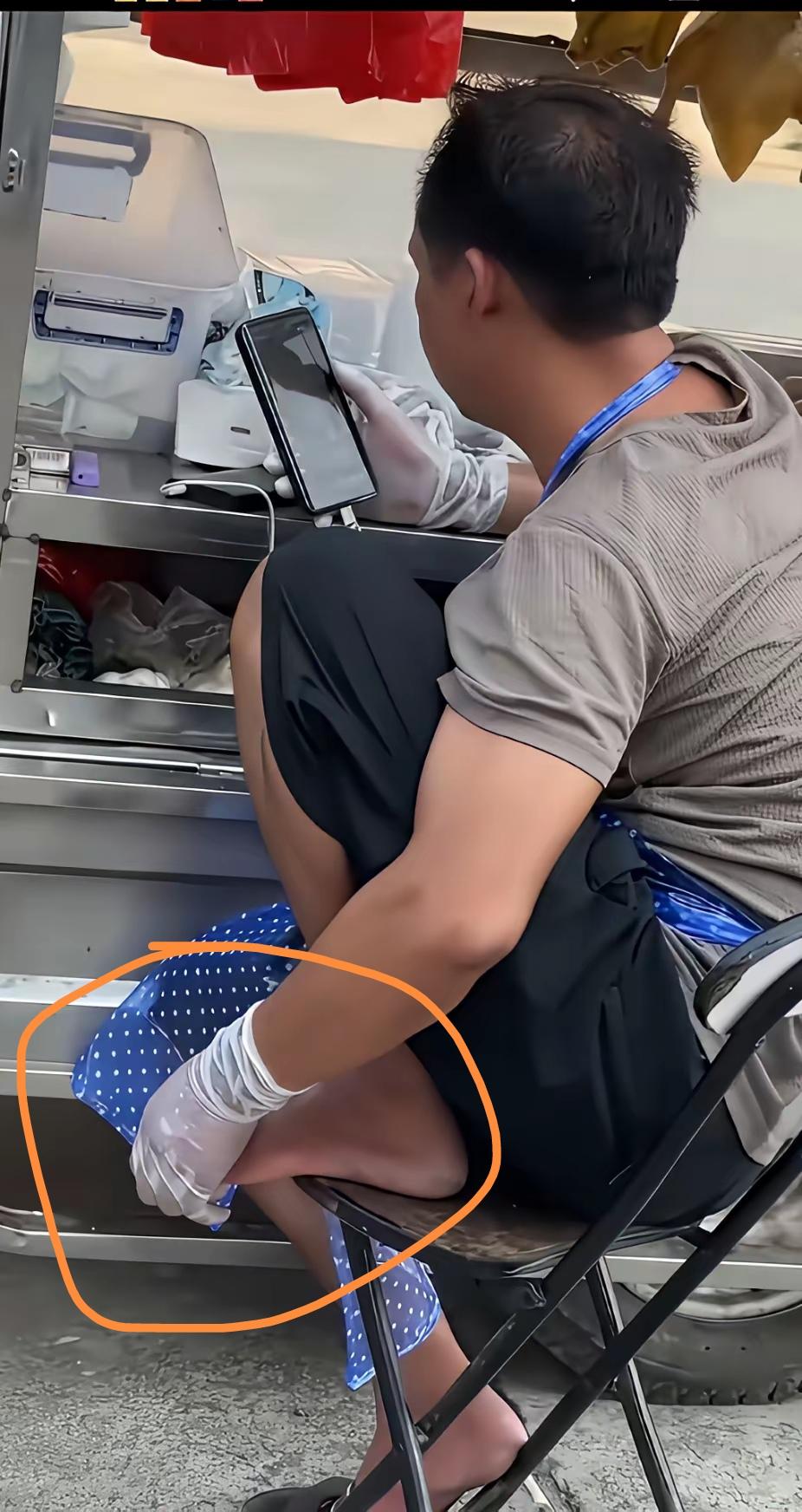 抠脚时，最重要的一点是要戴手套，不信就问问摆摊卖熟肉的这位大叔。