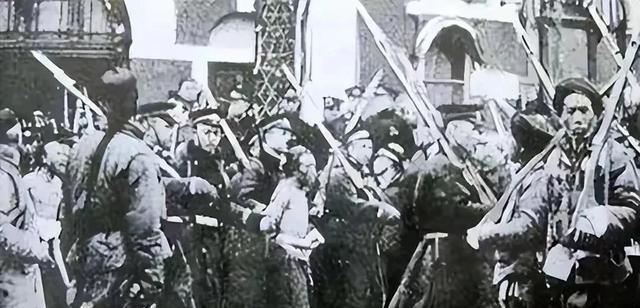1911年，潮汕知府陈兆棠，走上绞刑台，从镜头中我们可以看到，他被五花大绑地悬挂
