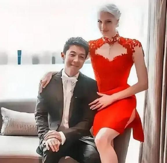 八年前，亿万豪门千金李白执意要嫁给撒贝宁，而与父亲决裂，八年后，李白终于明白，自