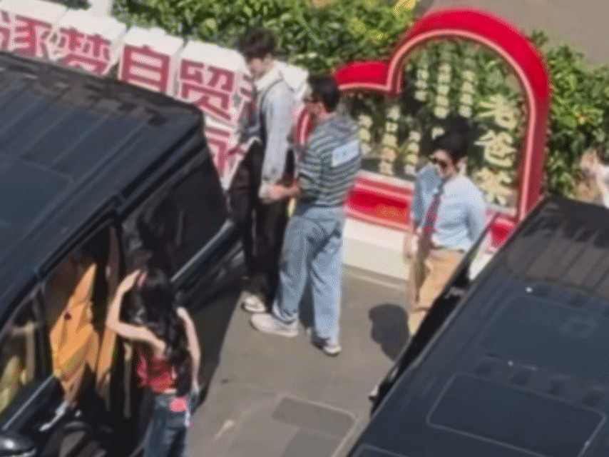 一定要撞一下才能走吗cp粉是不是狂喜哈哈哈哈孟子义差点上到李昀锐车上