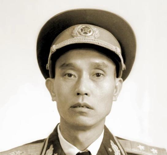 1947年，一名解放军师长，大腿根部受伤住院。这时，一19岁女护士来到他的病房，
